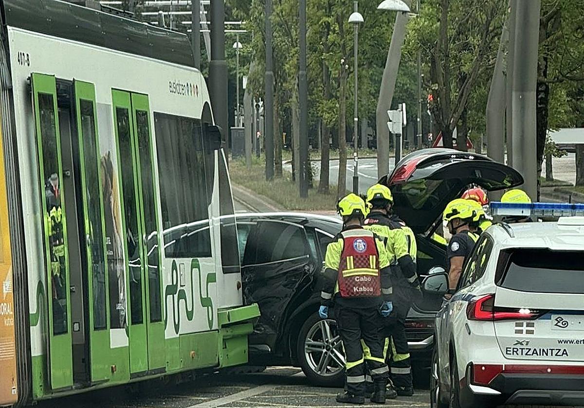 Tres personas heridas por un choque entre su coche y un tranvía a su paso por Zubiarte