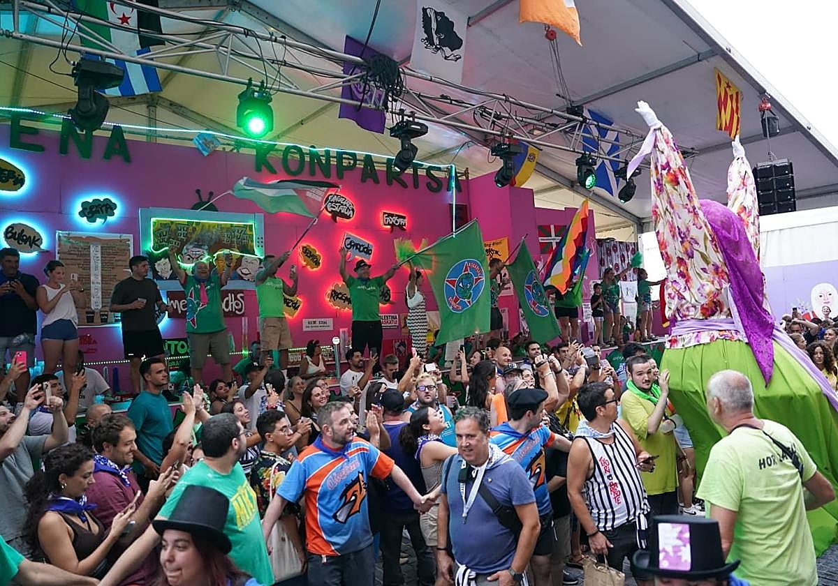 Las txosnas desatan el frenesí en el Arenal