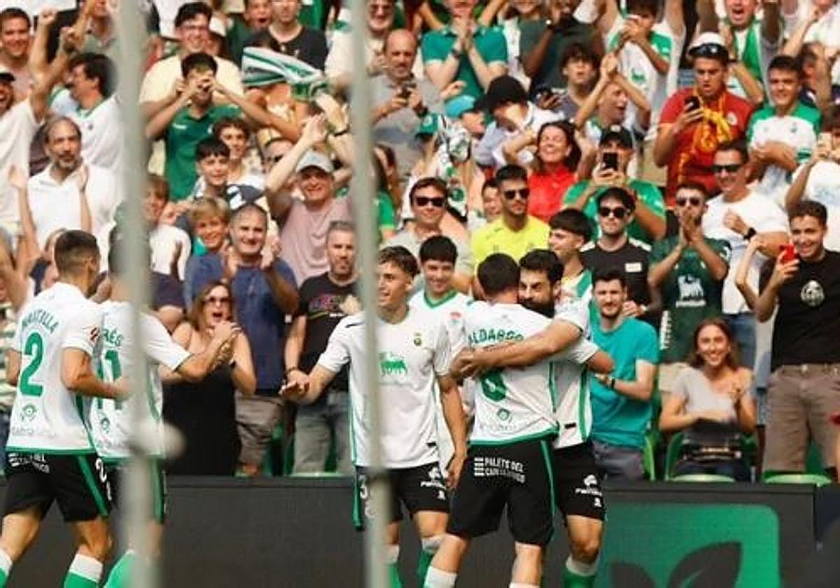 Villalibre celebra con sus compañeros su gol al Castellón.