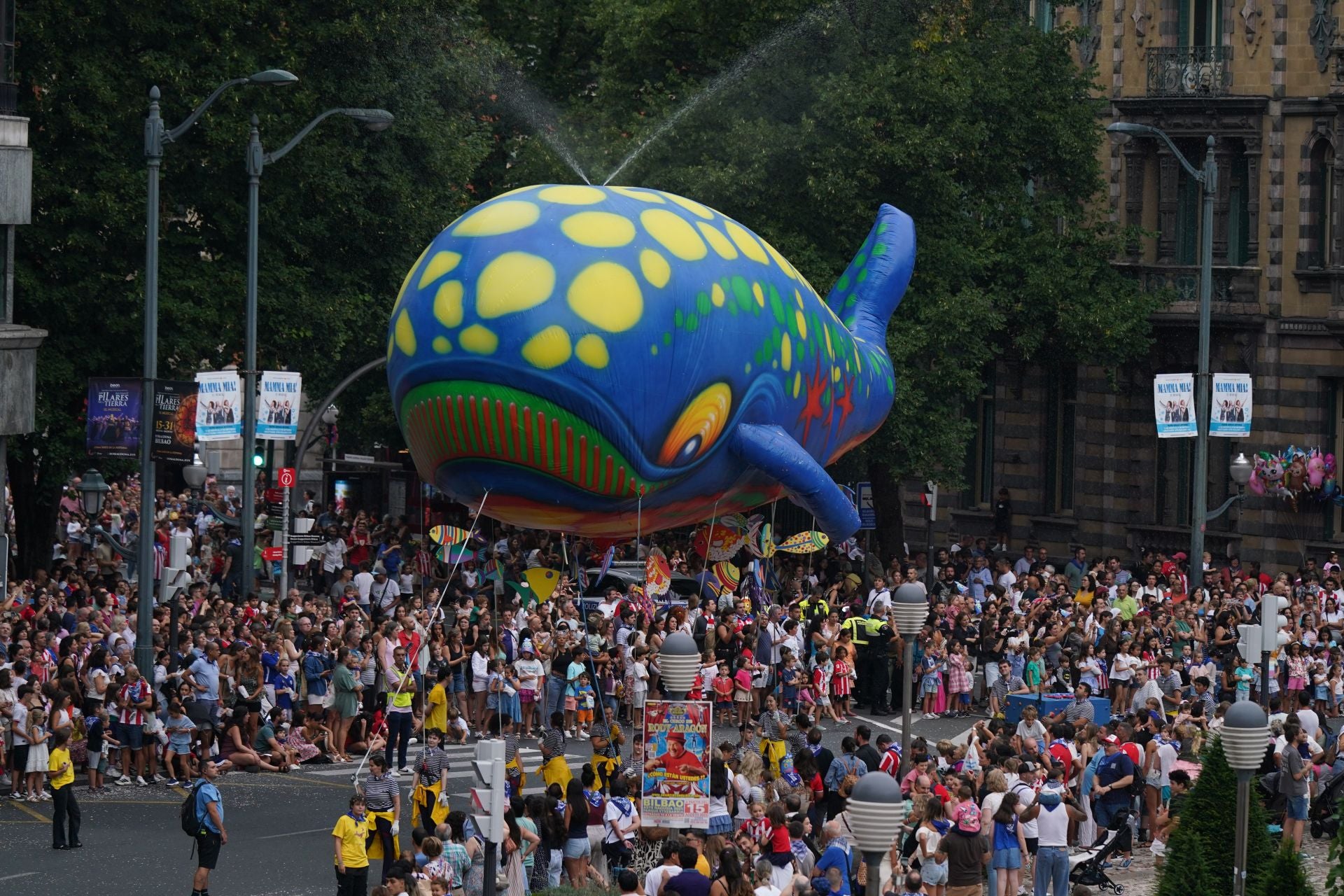 Las mejores imágenes del desfile de &#039;Bali&#039;, la ballena de la Aste Nagusia
