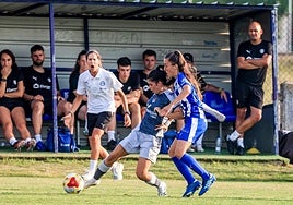 Andrea Esteban alienta a una de sus jugadoras durante el partido.