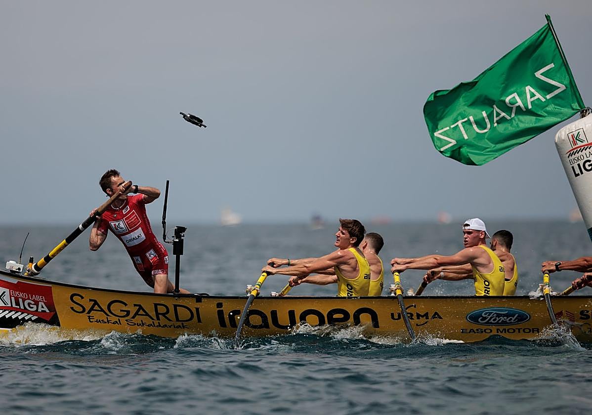Oriom realiza una de las ciabogas en la segunda jornada de la Ikurriña de Zarautz.