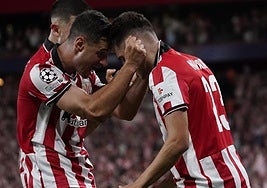 Gorka Guruzeta -izquierda- y Robert Navarro, los autores de los tres goles, celebran uno de ellos.