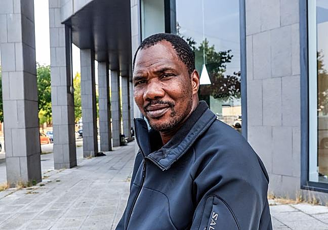 Mohammed espera a ser llamado a las afueras de la comisaría en Betoño.