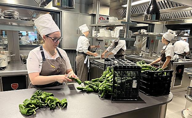 Cristina Fernández es la mano derecha del chef y ejerce de jefa de cocina. Coordina toda la actividad de la cocina, da instrucciones pero como la primera también se ocupa de trabajos aparentemente más sencillos como preparar los pimientos verdes, que luego se presentarán en la mesa bajo el nombre 'caviar de Ampuero'.