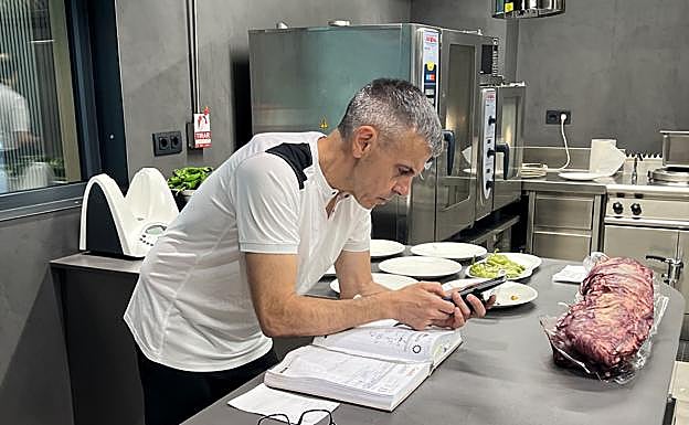 Joserra, responsable del equipo de sala del bar, comprueba al llegar la reservas que tiene para el servicio del mediodía.