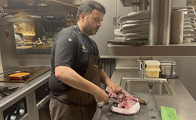 En el restaurante han pedido rape y el propio chef cierra la jornada limpiando el pescado y luego preparándolo a la plancha.