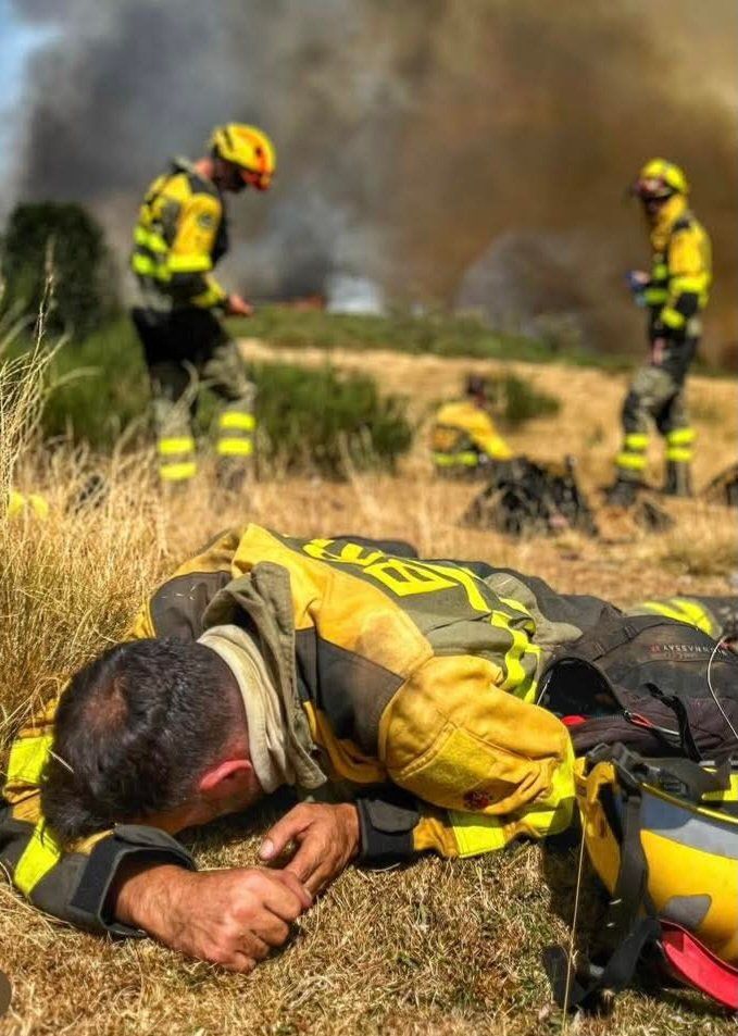 Imagen secundaria 2 - Más de 40 incendios en Castilla y León, Galicia y Extremadura: un bombero muerto y otro herido al volcar una autobomba en León