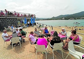 Los clientes disfrutan en las dos terrazas de Atxarre, situado en la playa de Laida, en Ibarrangelu.