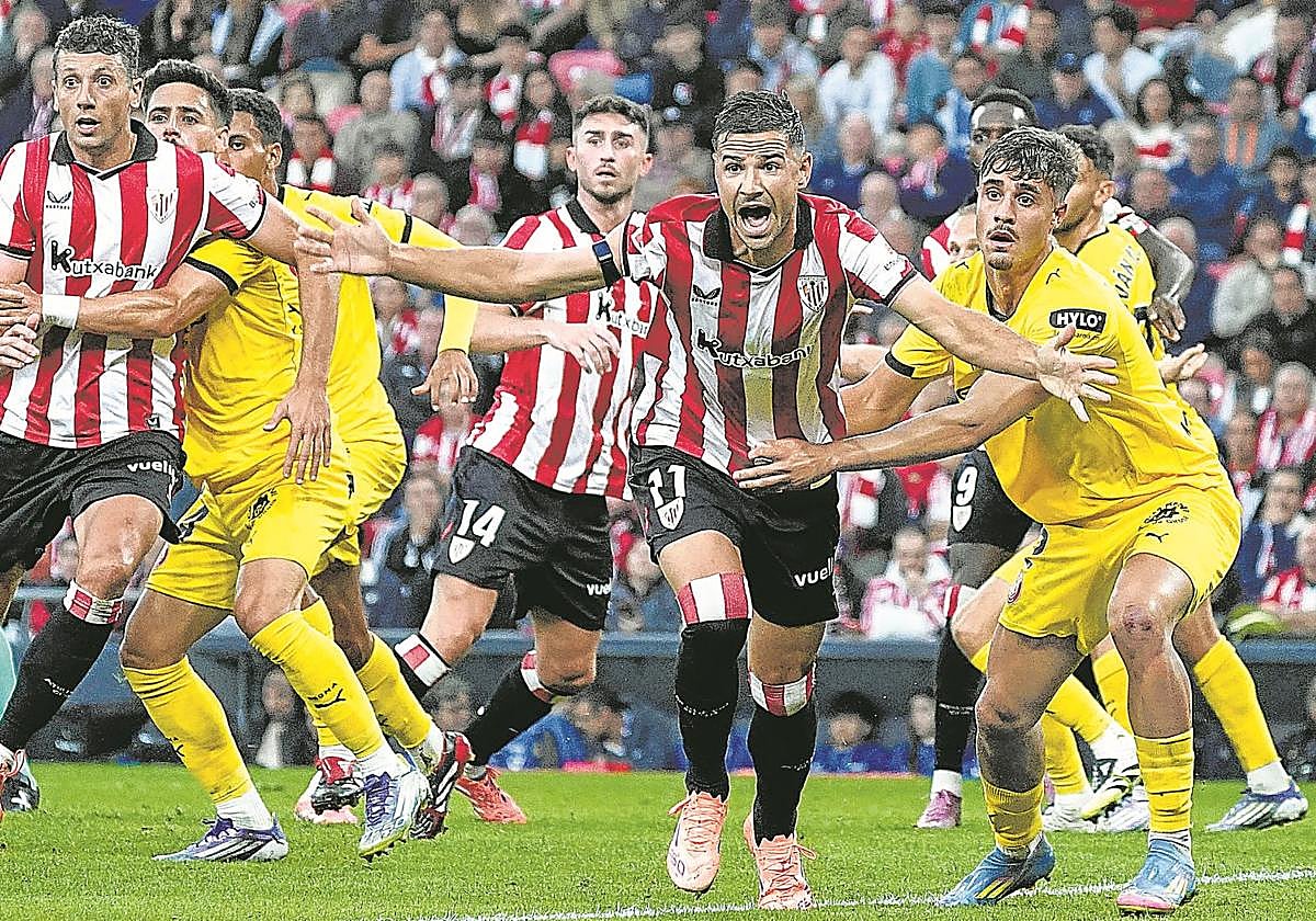 Lucha por la posición entre los jugadores del Athletic y del Girona a la salida de un córner.