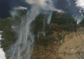 Imagen de satélite en el que se ve como el río de humo de incendios procedentes de Portugal, Zamora, León y Orense afecta a Asturias.