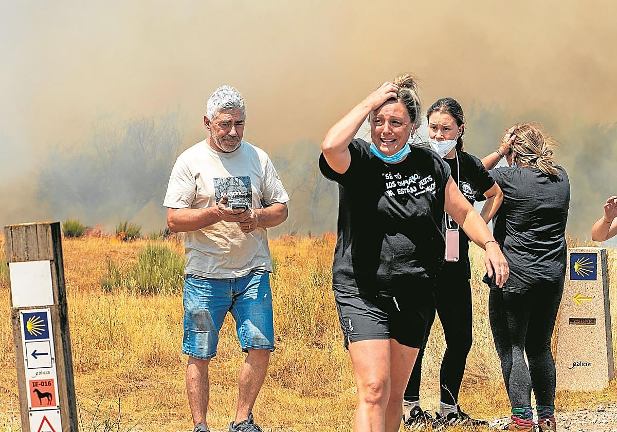 Imagen principal - Más de 40 incendios en Castilla y León, Galicia y Extremadura: un bombero muerto y otro herido al volcar una autobomba en León