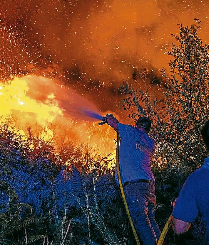 Imagen secundaria 2 - Más de 40 incendios en Castilla y León, Galicia y Extremadura: un bombero muerto y otro herido al volcar una autobomba en León