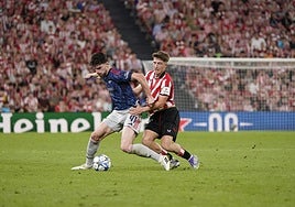 Jauregizar se emplea a fondo para robar el balón a Rice.