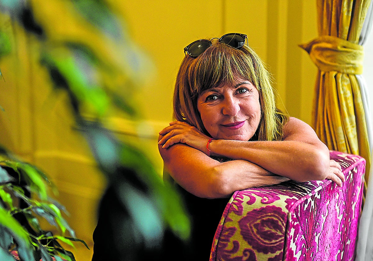 Maribel Salas, que actúa en el Campos, se hizo ella solita un peinado para posar ante la fotógrafa.