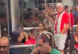 Pequeño susto en el metro: una avería paraliza una unidad en San Mamés a media hora del partido del Athletic