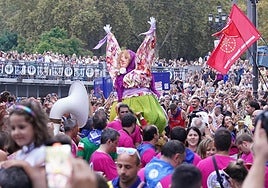 El nuevo accesorio estrella en la barra de las txosnas de Aste Nagusia que sustituye a las cuerdas de plástico