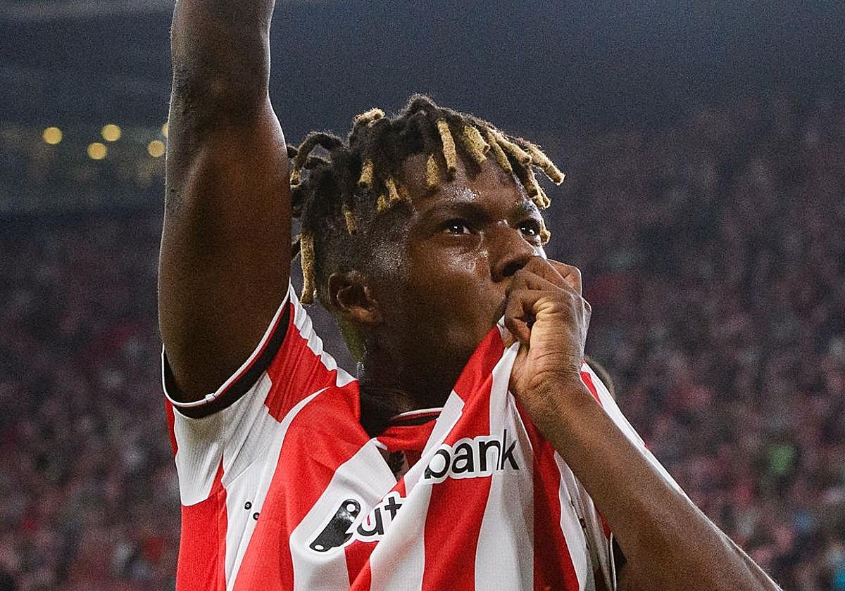 Nico Williams se besa el escudo tras anotar el primer gol ante el Sevilla.