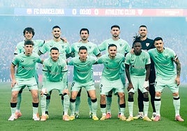 Once rojiblanco en el Camp Nou.