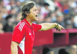 Difucultades. Alimeyda da instrucciones en un partido de pretemporada.