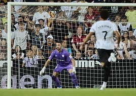 Unai Simón evitó un gol en el descuento antes del segundo del Valencia.