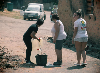Imagen de los vecinos ayudando a extinguir el fuego.