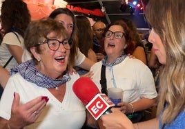 De los hermanos brasileños al cordobés fascinado con la purpurina y el kalimotxo: así arrancó Aste Nagusia en las txosnas.