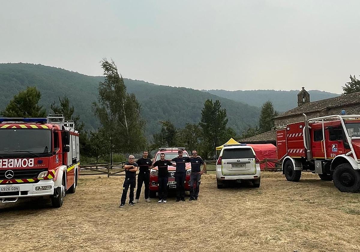 Los bomberos alaveses desplazados en su llegada al municipio Boca de Huérgano, en León.