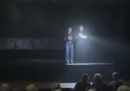 Los responsables salieron al escenario con linternas para dar explicaciones.