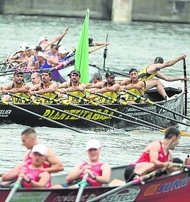Arkote realiza la ciaboga en aguas de Pasaia.