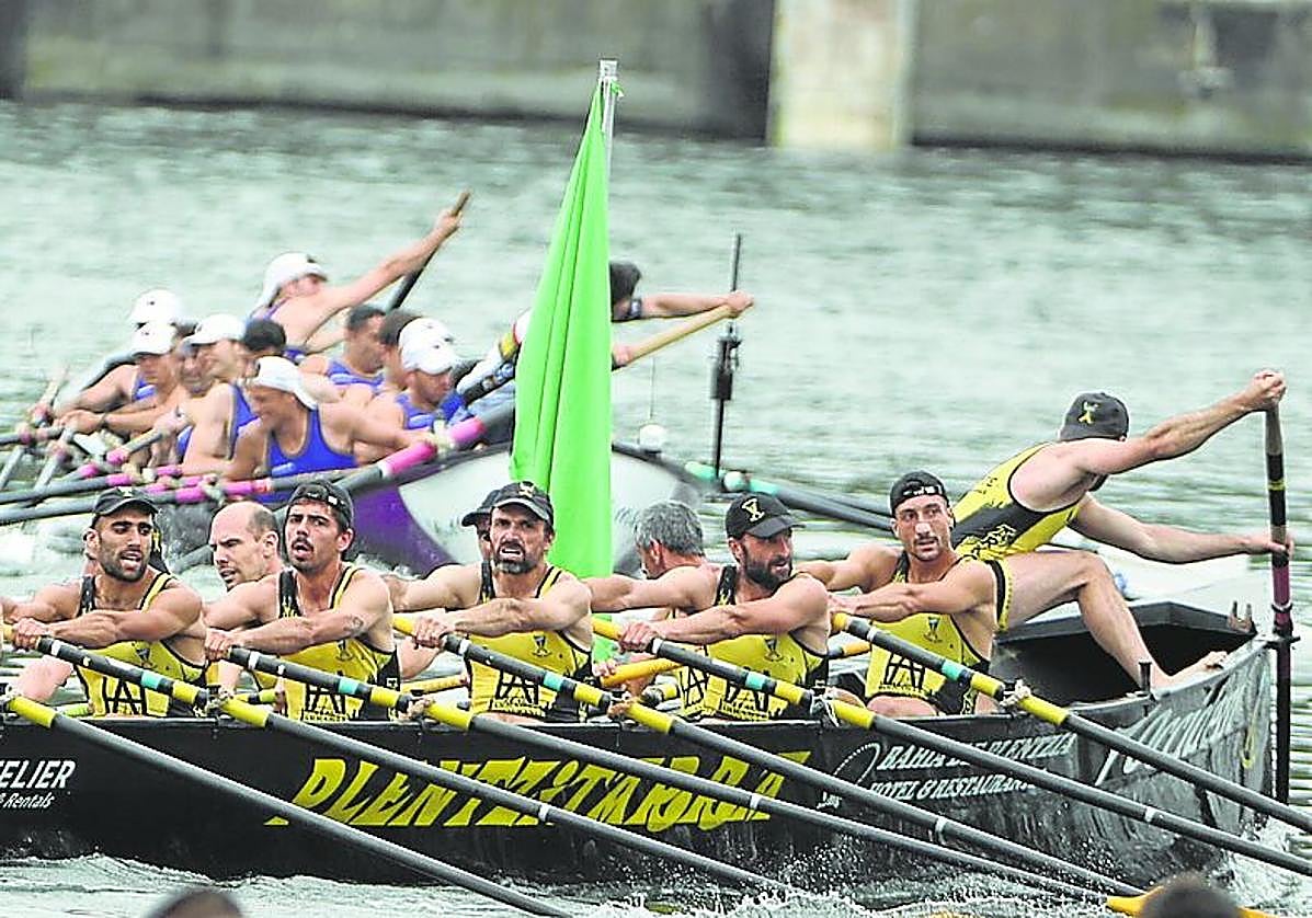 Arkote realiza la ciaboga en aguas de Pasaia.