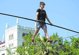 Una equilibrista en acción, durante el Festival de Teatro y de las Artes de la Calle (Bilboko Kalealdia).