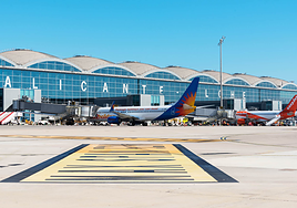 Una pareja provoca un escándalo en un vuelo a Alicante tras emborracharse y mantener relaciones sexuales a bordo