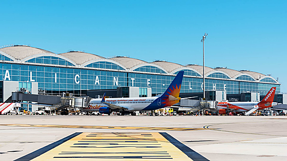 Una pareja provoca un escándalo en un vuelo a Alicante tras emborracharse y mantener relaciones sexuales a bordo