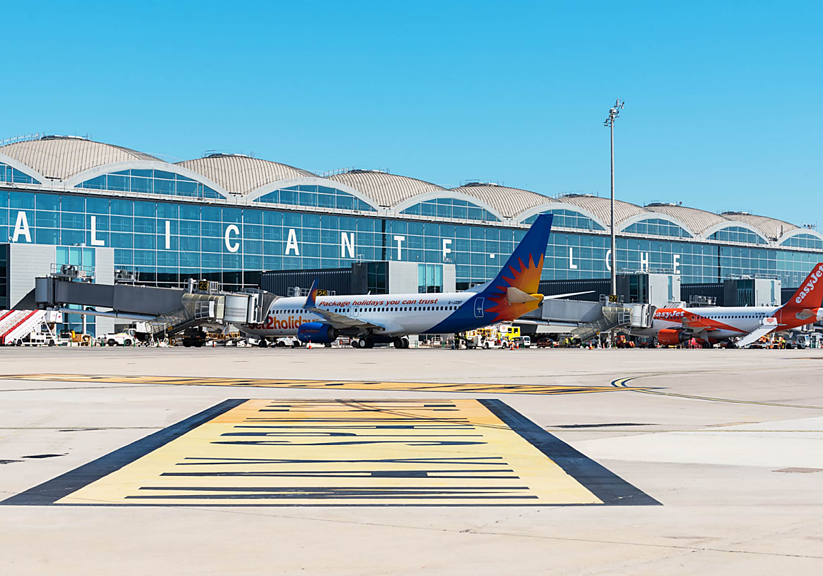 Una pareja provoca un escándalo en un vuelo a Alicante tras emborracharse y mantener relaciones sexuales a bordo