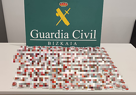 Intervienen 190 botes de bálsamo de tigre a un pasajero procedente de China en el aeropuerto de Bilbao