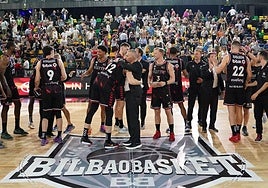 Los jugadores del Bilbao Basket, en el cierre de la pasada temporada