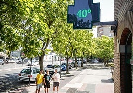 Un termómetro marca 40 grados en Vitoria este verano.