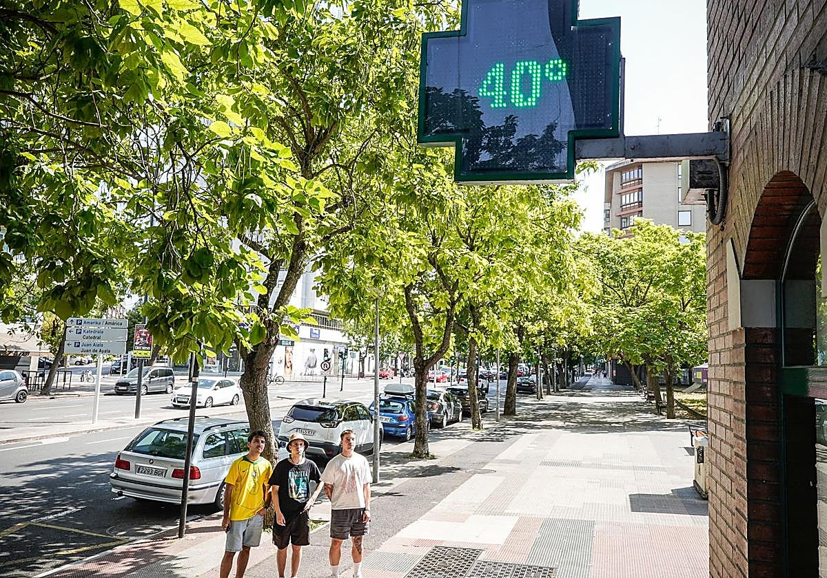 Un termómetro marca 40 grados en Vitoria este verano.