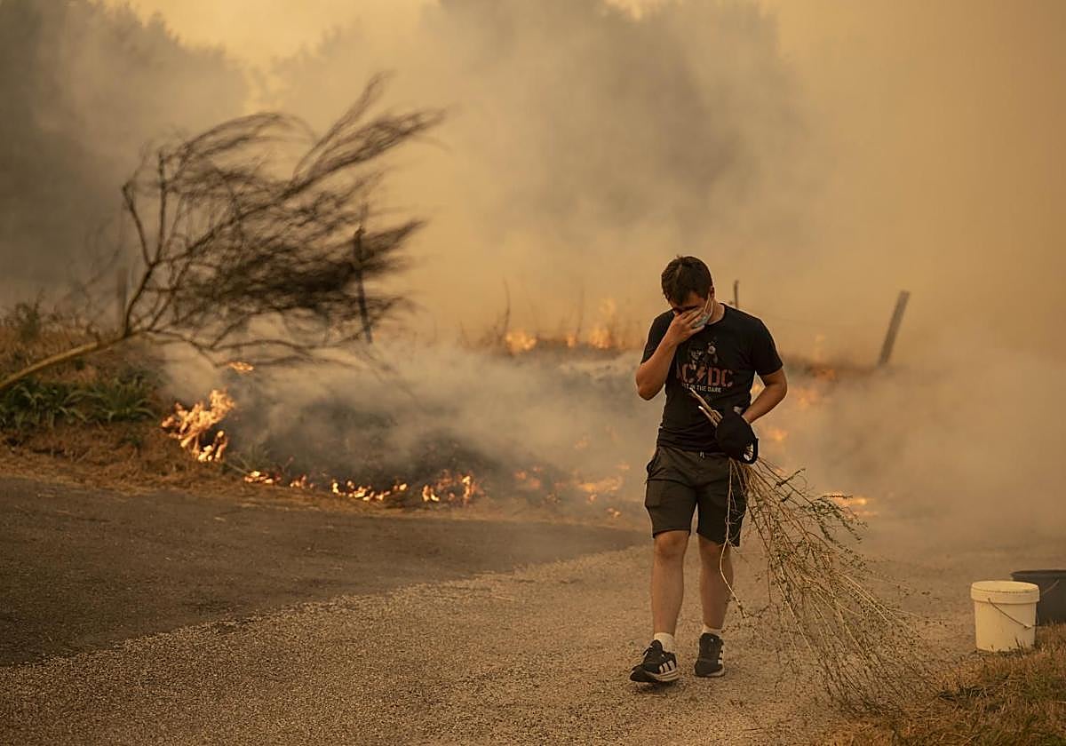Desesperación entre los vecinos de la localidad ourensana de Carballeda de Avia tras una semana de incendios.