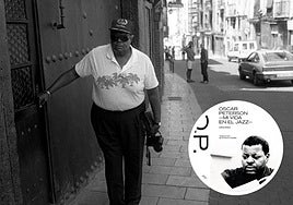 Oscar Peterson pasea con su cámara junto a las puertas de El Portalón (1985). En el círculo, la portada del libro.