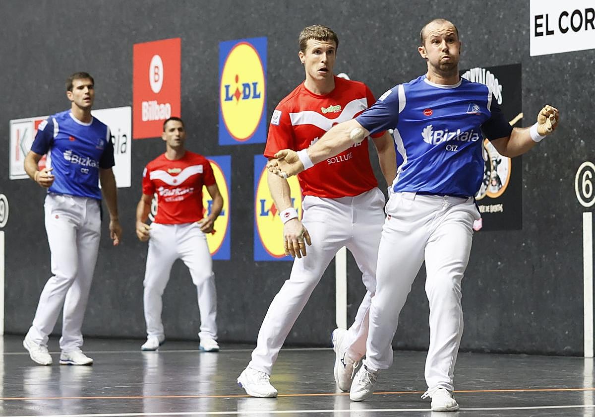 Elordi se coloca ara soltar la derecha ante la mirada el resto de protagonistas del partido de parejas del Torneo Bizkaia.