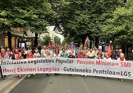 La marcha de pensionistas vascos ha partido este lunes desde la plaza elíptica hasta el Ayuntamiento de Bilbao.