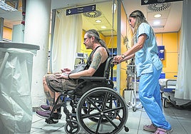 Trasladan a un paciente tras su llegada a Urgencias.