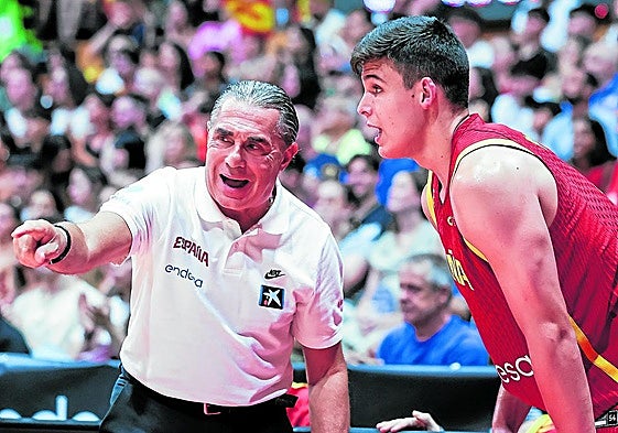 Sergio Scariolo da instrucciones a Jaime Pradilla en el primero de los amistosos ante Francia disputado en Badalona.