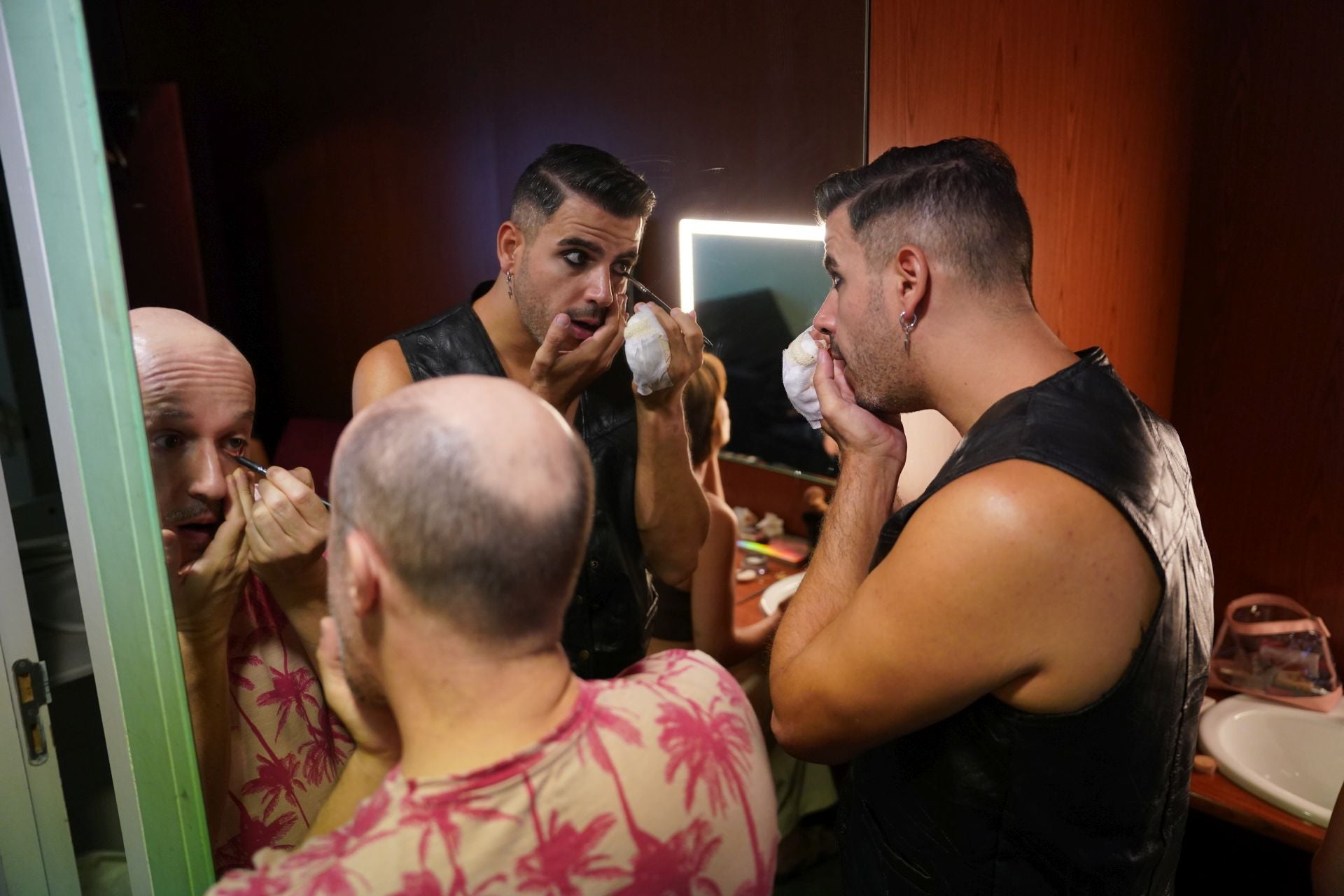 Abraham Santacruz y Alberto Aliaga se perfilan la raya del ojo en el camerino.