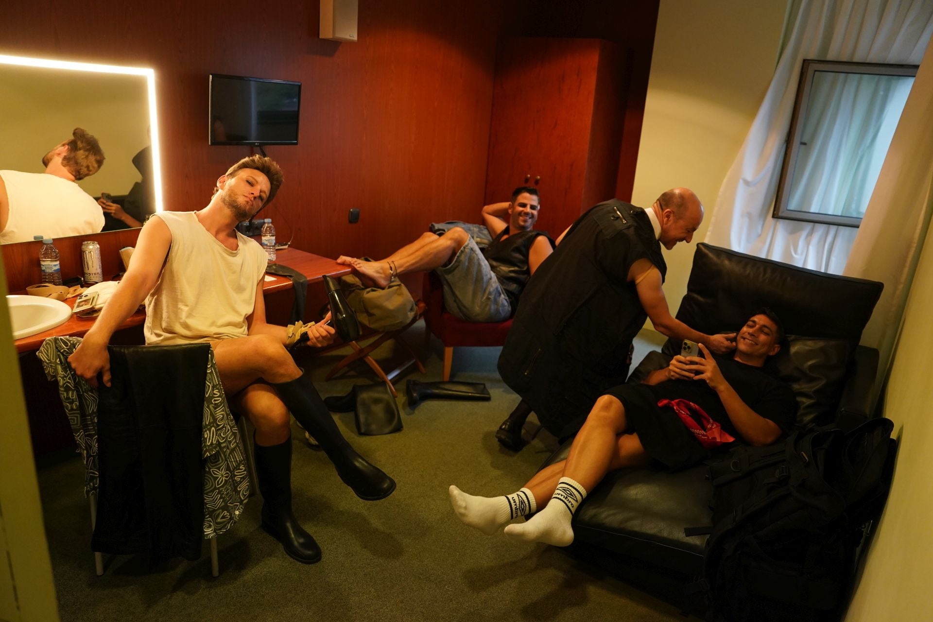 Varios de los actores descansan en uno de los camerinos antes de salir a escena. 