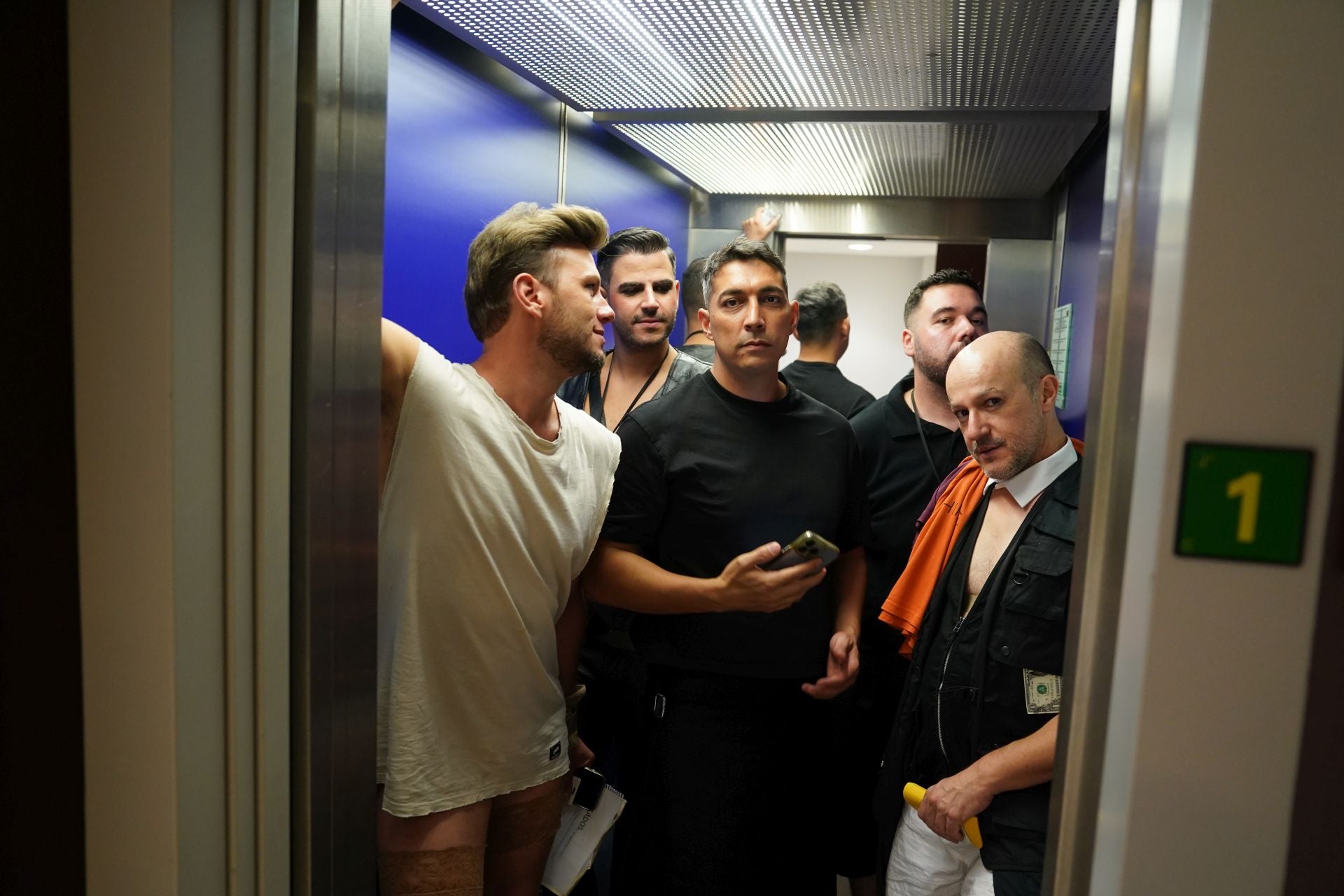 Los actores bajan a la prueba de sonido. 