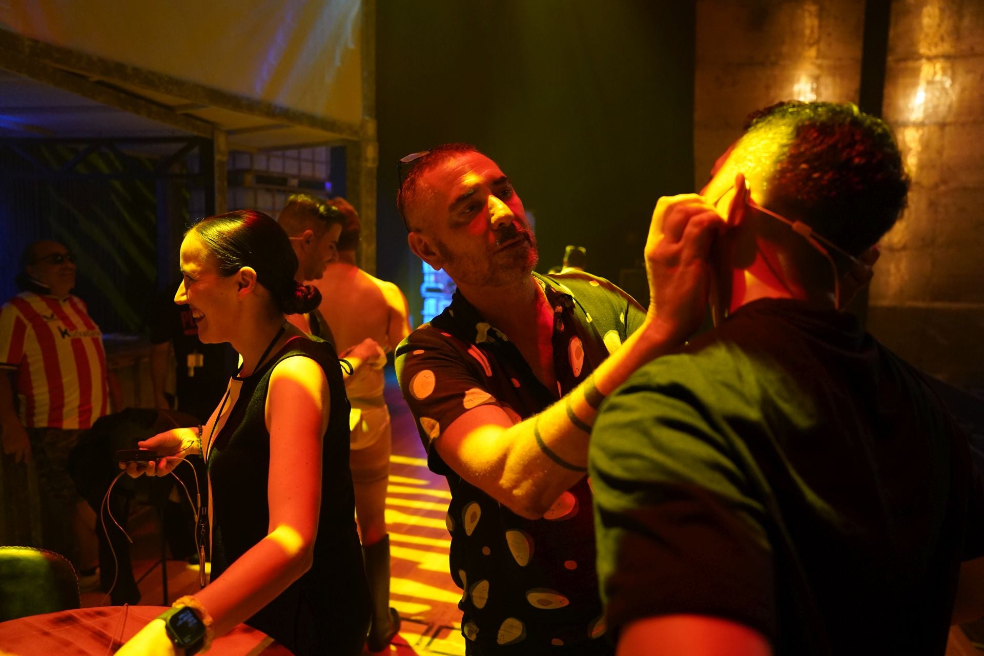 Uno de los directores, Fer Montoya, ajusta el micrófono a uno de los actores. 