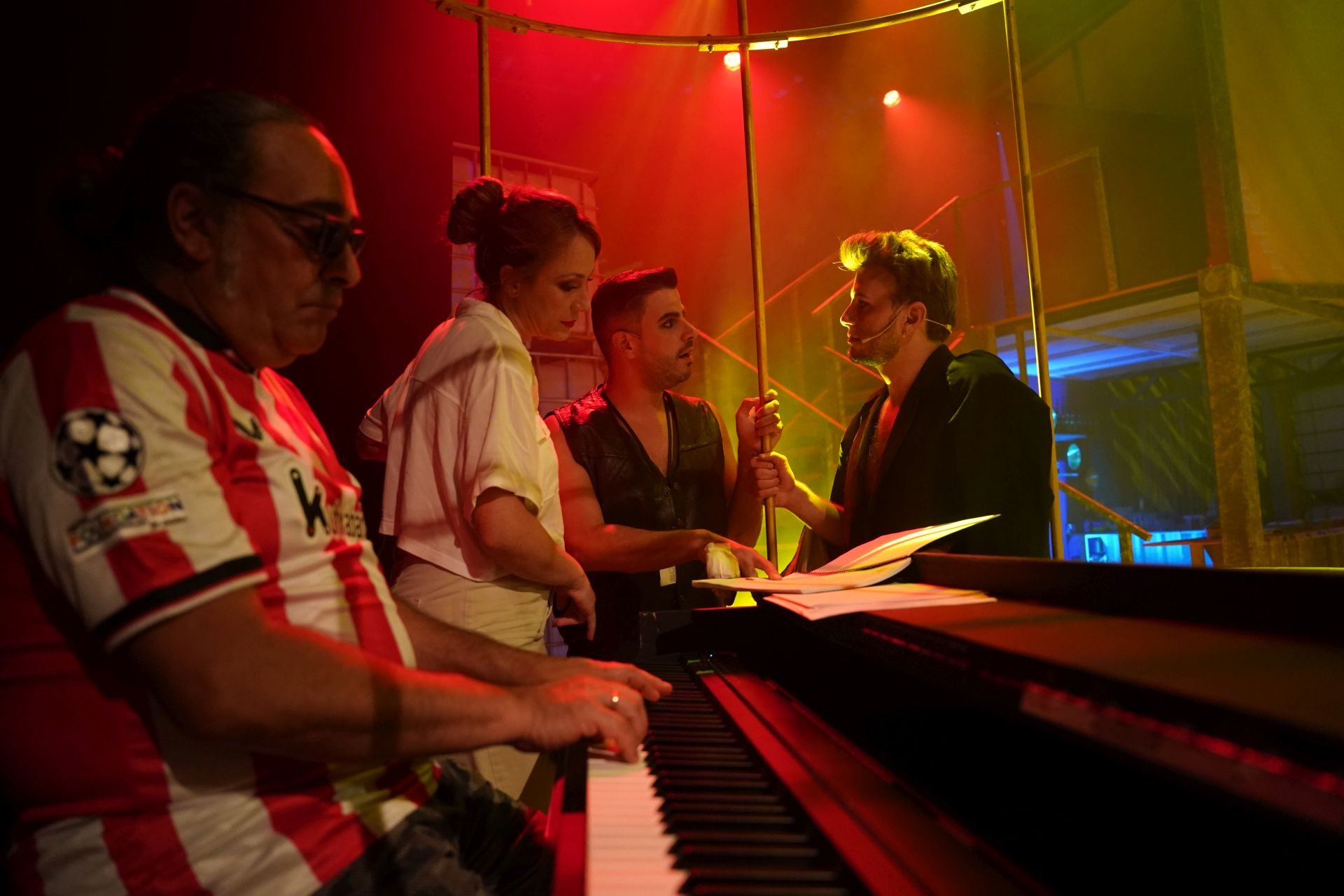 Los actores repasan el guion.